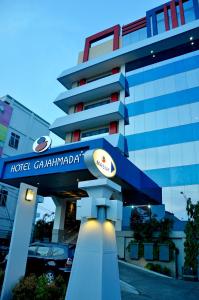 um edifício de hotel com uma placa em frente em Hotel Gajahmada Pontianak em Pontianak