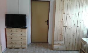 een kamer met een deur en een televisie op een dressoir bij České Švýcarsko - Apartmán pro 2-3 dospělé osoby in Srbská Kamenice