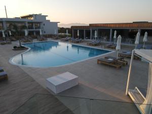 Bazén v ubytování HARMONY CREST RESORT & SPA Adults Only nebo v jeho okolí