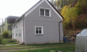 een wit huis met twee ramen en een tuin bij České Švýcarsko - Apartmán pro 2-3 dospělé osoby in Srbská Kamenice