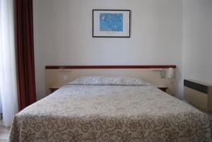 Postel nebo postele na pokoji v ubytování Hôtel Royal