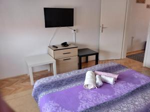Habitación con cama, TV y mesa. en Apartment Princess Sara, en Ohrid