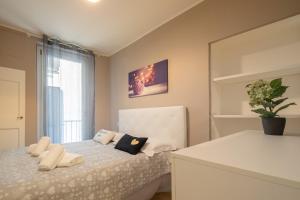 A bed or beds in a room at Pepi Modern by Mmega