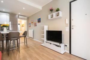 A television and/or entertainment centre at Pepi Modern by Mmega