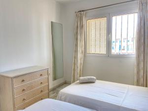 - une chambre avec 2 lits, une commode et une fenêtre dans l'établissement Tenerife Los Cristianos Dinastia Complex, à Los Cristianos