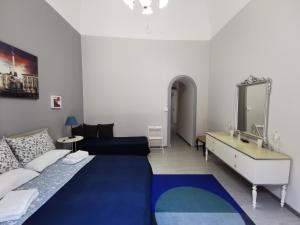 A bed or beds in a room at Two Rooms Bellini