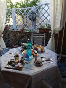 een tafel met borden eten erop bij Lughera b&b in Tula
