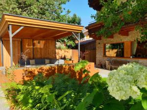 a garden with a house with a patio at Haus Renswouw in Hollersbach im Pinzgau