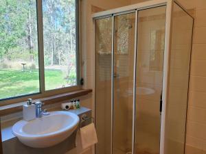 A bathroom at Woodlane Cottages Hunter Valley