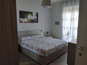 1 dormitorio con cama y ventana en Residenza Adriatica 1, en Roseto degli Abruzzi
