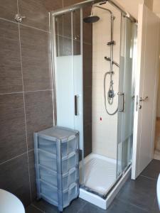 a bathroom with a shower with a blue stool at Residenza Adriatica 1 in Roseto degli Abruzzi