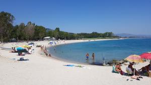 Una playa con mucha gente en el agua en MIMOSA CAMPING, en Isca sullo Ionio