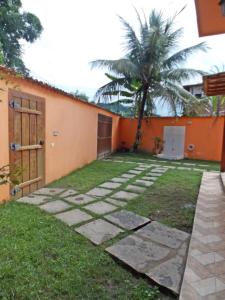 a garden with a palm tree next to a building at Casa Vila Dom Pedro in Paraty