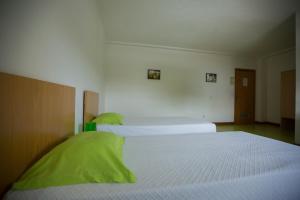 a bedroom with a bed and a desk at HI Castelo Branco - Pousada de Juventude in Castelo Branco