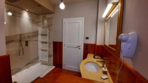 uma casa de banho com um lavatório, um WC e um espelho. em B&B Ai Tre Cavalli em Cherasco