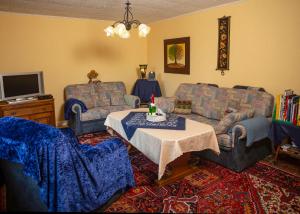 a living room with two couches and a table at Ferienwohnung Althaus in Einbeck