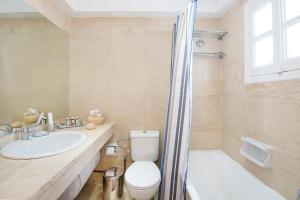 Koupelna v ubytování Lindos Harmony Suites + 33 fotografií