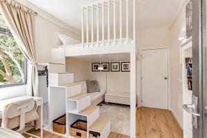 Duas fotografias de um quarto com uma cama alta em A'nB Oxford LUX 2-Bedroom plus private parking 5-STAR Central OX1 em Oxford