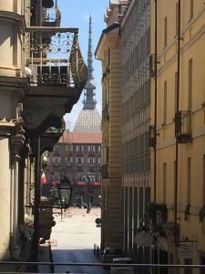 Blick auf eine Stadtstraße mit Gebäuden und einem Balkon in der Unterkunft Piazza Castello in Turin