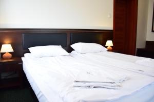 1 cama blanca grande con sábanas y almohadas blancas en Willa Halka, en Zakopane
