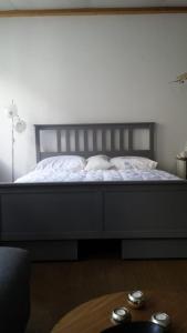 een bed met witte lakens en kussens in een kamer bij Apartment in der Yogaschule in Keulen