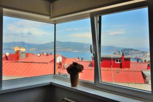 a window with a view of a red roof at Apartamento Vigo Centro con Garaje in Vigo