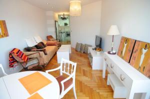 uma sala de estar com um sofá e uma mesa em Apartamento Vigo Centro con Garaje em Vigo