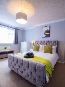 sypialnia z dużym łóżkiem i kanapą w obiekcie 4 Bed - 2 Bathrooms 1 Walk in Shower - lots of Parking - Long Stays Welcome w mieście Ipswich