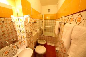 アプリカーレにあるLa Favorita Apricale B&B & Ristoranteのバスルーム(トイレ、洗面台、バスタブ付)