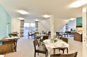 une salle à manger avec des tables et des chaises dans un restaurant dans l'établissement Hotel Am Markt, à Ennigerloh