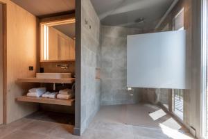 een badkamer met een wastafel en een spiegel bij Hotel Naudi Boutique Adults only in Soldeu
