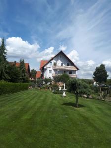 una gran casa blanca con un gran patio en Hotel Pension Am Engelsberg, en Sommerach