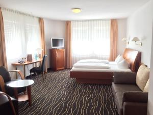 Postel nebo postele na pokoji v ubytování Hotel Zur Schönen Aussicht