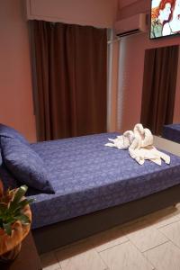 فندق أورفيوس في أثينا: غرفة نوم عليها سرير وفوط