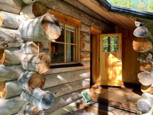 una baita di tronchi con finestra e porta di Lapland Lodge Pyhä Ski in, sauna, free WiFi, national park - Lapland Villas a Pyhätunturi