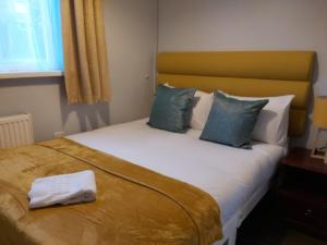 Een bed of bedden in een kamer bij Bakewell House - Huku Kwetu Notts -Spacious 3 Bedroom House - Suitable & Affordable Group Accommodation - Business Travellers