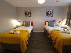 Een bed of bedden in een kamer bij Bakewell House - Huku Kwetu Notts -Spacious 3 Bedroom House - Suitable & Affordable Group Accommodation - Business Travellers