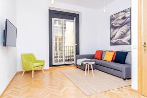 A seating area at Bello Apartamento en Centro de Madrid, C/Infantas 1-3 by Batuecas