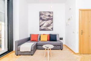 A seating area at Bello Apartamento en Centro de Madrid, C/Infantas 1-3 by Batuecas