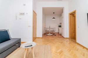 A seating area at Bello Apartamento en Centro de Madrid, C/Infantas 1-3 by Batuecas