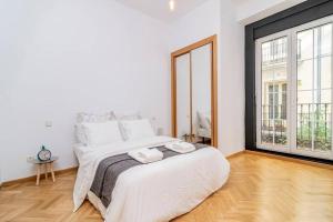 A bed or beds in a room at Bello Apartamento en Centro de Madrid, C/Infantas 1-3 by Batuecas
