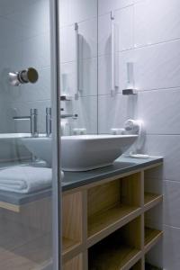 ein Bad mit einem Waschbecken und einem Spiegel in der Unterkunft Seevilla Freiberg in Zell am See