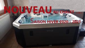 una vasca idromassaggio in una stanza con un cartello che dice "forzato" di Chalet Les Amis a Peisey-Nancroix
