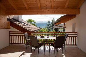 een tafel en stoelen op een balkon met uitzicht bij Göllerhof in Caldaro