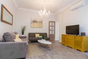 TV a/nebo společenská místnost v ubytování Sensacional Apartamento Junto a Palacio Real by Batuecas