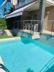 una piscina di fronte a una casa di Casa Eva con piscina privata a Moniga