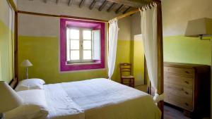 A bed or beds in a room at Casa Fabbrini Agriturismo