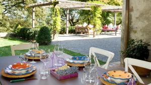 - une table avec des assiettes de nourriture et des verres à vin dans l'établissement Casa Fabbrini Agriturismo, à San Casciano dei Bagni