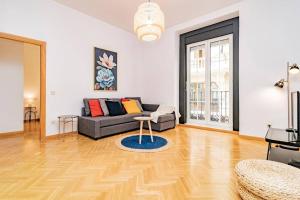 salon z kanapą i stołem w obiekcie Encantador Apartamento en Chueca junto a Gran Vía, Infantas 1-1 by Batuecas w Madrycie