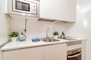 Kuchnia lub aneks kuchenny w obiekcie Encantador Apartamento en Chueca junto a Gran Vía, Infantas 1-1 by Batuecas